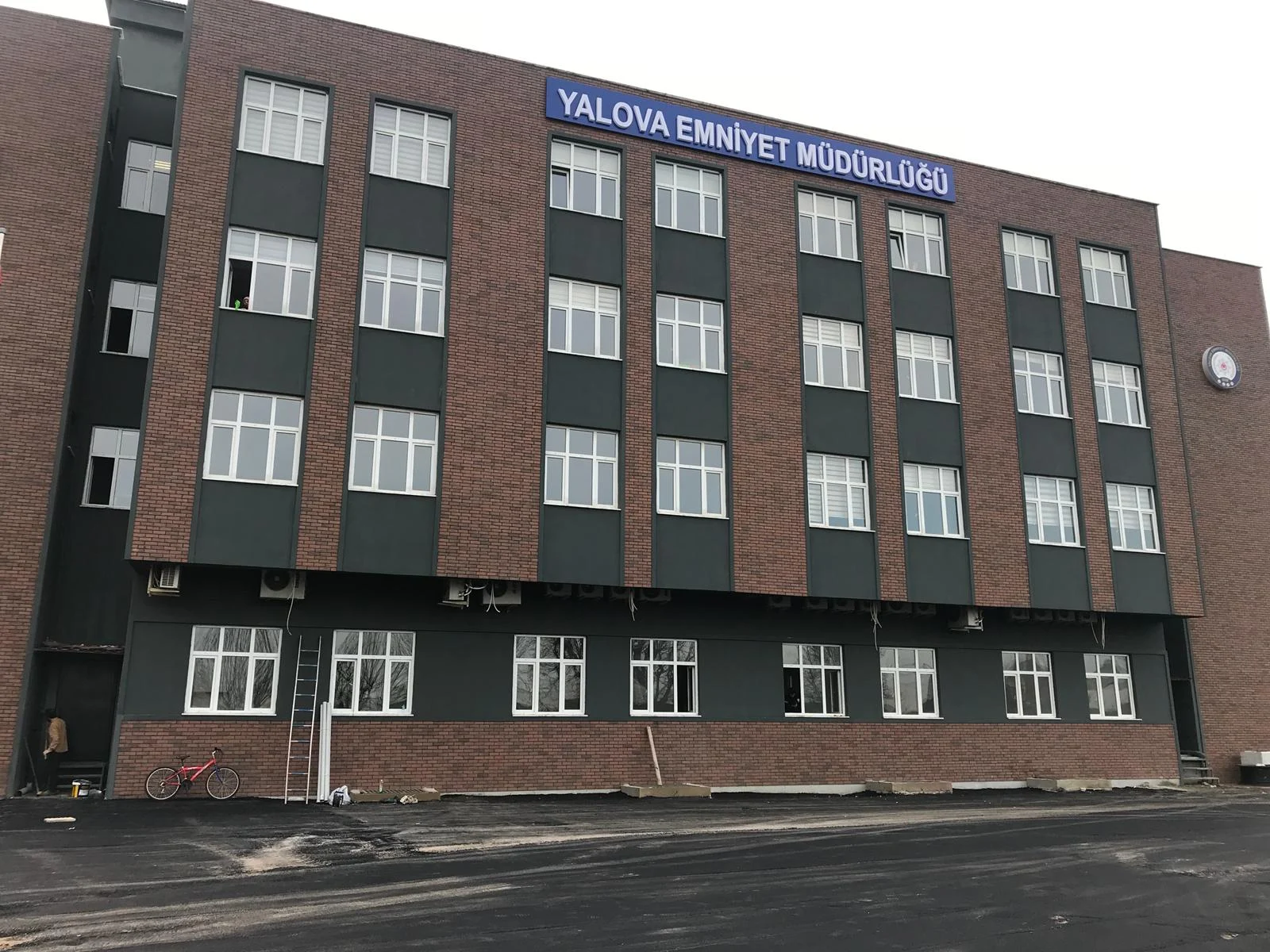 Yalova Emniyet Müdürlüğü Ek Hizmet Binası dış cephe tuğla uygulaması